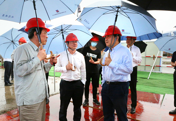 省人大常委會黨組副書記、副主任李衛(wèi)寧（右一）調(diào)研浙能樂清電廠三期項目。 樓瑋瑤 攝.jpg