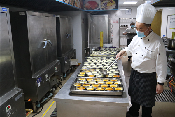 浙能物業余杭分公司全體動員，為大廈職工提供晚餐。 賀鋼馗 攝.jpg